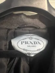 Prada пальто серое с белыми нашивками размер 40