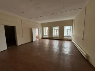 Больница 1770.5 кв. м, здания 118.5, 47.6, 57.2 кв. м, участок 2023 кв. м, Ярославская область, г. Ярославль, Московский проспект, д. 43/10. В составе: Больница, кадастровый номер 76:23:010101:11871, назначение: нежилое, количество этажей 2, в том числе подземных 1, площадь 1770,5 кв. м; Здание…