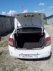Lada Granta 2017 года, 106.1 л.с., пробег 172263 км. VIN/ПТС: 63OT9664662812201710 / XTA219070J0522812. Автомобиль в удовлетворительном техническом состоянии, имеются следы эксплуатации, притертость на правом заднем крыле, сколы по кузову и бамперах.