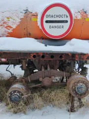 Полуприцеп цистерна Нефаз 96742-03, 2010 год, оранжевый цвет. VIN: X1F96742BA0001117. Государственный номер: АР584886. Имеет множественные сколы, местами коррозию, отсутствуют все колесные диски и резина.