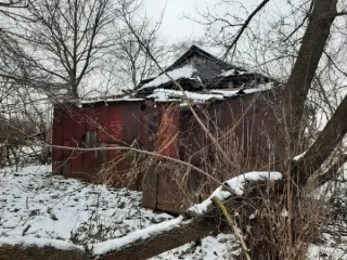 Ветеринарный участок 40 кв. м и земельный участок 259 кв. м. Объект 1: Нежилое здание, площадью 40,0 кв. м, назначение: нежилое, наименование: ветеринарный участок, количество этажей: 1, в том числе подземных 0, кадастровый номер 52:29:0070005:802. Объект 2: Земельный участок общей площадью 259+/-6…