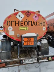 Полуприцеп цистерна Нефаз 96742-03, 2010 год, оранжевый цвет. VIN: X1F96742BA0001117. Государственный номер: АР584886. Имеет множественные сколы, местами коррозию, отсутствуют все колесные диски и резина.
