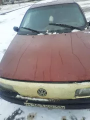 Автомобиль Volkswagen Passat, 1991 г.в., г/н М161КО44, VIN WVWZZZ31ZME090582 (Реализация по прямому назначению). Цвет красный, глубокая коррозия металла, в том числе и сквозная , в области колесных арок, порогов, понизу всех дверей, на двери багажника, на заднем левом крыле (в области задней левой…