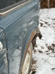 Автомобиль ВАЗ 21213, VIN: XTA212130V1258485, 1996 года выпуска, мощность 79 л.с. На ходу, но не заводится. Состояние плохое, требует больших вложений. Необходим ремонт тормозов и замена тормозных колодок. Пороги и двери под замену. Отсутствует переднее пассажирское сиденье, водительское сиденье…