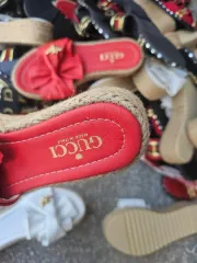 Спортивные костюмы«Tommy Hilfiger»Обувь, маркированная товарным знаком «Balenciaga»Головной убор, маркированный товарным знаком «Mercedes-Benz»Трико, маркированное товарным знаком «Moncler» Платки, маркированные товарным знаком «KARL LAGERFELD»Майки, маркированные товарным знаком «Adidas» Брюки…