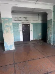 Нежилое помещение № 32, кадастровый номер 27:22:0031606:730, площадью 44 кв.м, имеющее местоположение: Хабаровский край, г. Комсомольск-на-Амуре, ул. Орджоникидзе, д. 3, пом. 32 Встроенное нежилое помещение, расположено на 1-м этаже трехэтажного кирпичного общежития, вход со стороны улицы, общий с…