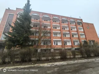 Нежилое здание 2201.5 кв. м с земельным участком в Ярославской области, г. Данилов, ул. Набережная, д.62. В составе: нежилое здание, кадастровый номер 76:05:010101:7345, площадь 2201.5 кв. м, 5 этажей, включая 1 подземный. Земельный участок, кадастровый номер 76:05:010101:577, площадь 5075+/- 25…