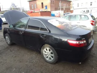 Toyota Camry 2008 года выпуска, черный цвет. VIN: JTNBK40КХ03039782. Двигатель бензиновый, объем 3.5 литра (3456 куб. см), мощность 277 л.с., экологический класс 4. Коробка передач — автомат, привод передний. Пробег 504414 км. Государственный регистрационный знак О748СУ68.