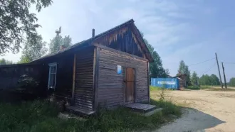 Нежилое здание с кад. номером 70:04:0100016:376, 40 кв.м., по адресу: Томская обл., р-н Верхнекетский, п. Центральный, ул. Советская, д.15, расположенное на земельном участке, принадлежащем муниципалитету (условия пользования никак не оформлены).