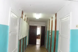 Одноэтажное деревянное обложенное кирпичом административное здание военного комиссариата 275.9 м², здание гаража 74.1 м², здание гаража 57.3 м², земельный участок 1295 м², ограждение территории. Объекты расположены по адресу: Волгоградская область, Кумылженский район, ст-ца Кумылженская, ул…