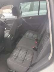 Volkswagen Tiguan, 2016 года, 122 л.с., 83699 км, МКПП, передний привод, цвет белый, VIN XW8ZZZ5NZHG105479, ранее участвовал в 6-ти ДТП, срабатывали подушки безопасности, восстановлен, ключ один, кондиционер не работает, АКБ разряжена, повреждено правое переднее крыло (вмятина), отчет Автотеки…