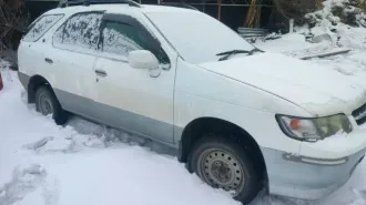 Nissan Rnessa 1997 года, белый цвет. ПТС 19ОК 676670, госномер С719КС19. Двигатель модель 060055B, номер 060055B, мощность 140 л.с. Кузов номер N30-101046. Разрешенная максимальная масса 1735 кг, масса без нагрузки 1460 кг.