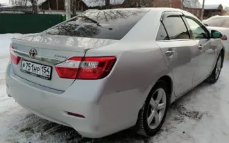 Автомобили легковые ТОЙОТА CAMRY 2012 года выпуска, пробег 259434.00 км, двигатель: Бензиновый, на бензине 181.00 л.с.  2494.00 куб. см , VIN: XW7BF4FK90S005069, цвет кузова: СЕРЕБРИСТЫЙ МЕТАЛЛИК, состояние: удовлетворительное имеется трещина лобового стекла, местонахождение: Новосибирская обл…