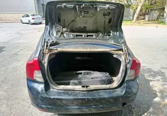 Volvo S40, 2007, черный, 141 734 км, 1 596 МТ (99,96 л.с.), бензин, передний, VIN YV1MS204282363187, седан, в нерабочем состоянии, разбито лобовое стекло, вмятины на правой стороне кузова и дверях, отломлено правое боковое зеркало, множественные повреждения кузова коррозией, багажник не…
