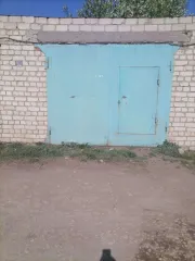 Гараж с земельным участком. Кадастровый номер здания 64:33:020501:1252, земельный участок 64:33:020501:1249. Площадь здания 28,1 кв. м, земельного участка–33,35 кв. м. Адрес: Саратовская область, Советский р-н, р.п. Степное, гаражный район «Южный-2», бокс XIII, место 8