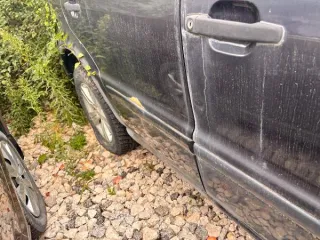 Mercedes-Benz ML 320 1999 года, государственный номер М250ХЕ763, VIN WDC1631541A090055. Ключи имеются. Транспортное средство имеет видимые дефекты: коррозия всех элементов кузова, повреждения ЛКП. Повреждение правой стороны кузова. Разрушение заднего бампера. Деформации правого переднего крыла и…