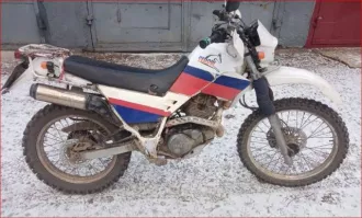 Мотоцикл, марка: YAMAHA SERROW225WE, год изготовления: 1993, цвет: БЕЛЫЙ, VIN: ОТСУТСТВУЕТ, ПТС: 25 УВ 798031, г/н: 6925АО25, изготовитель  страна : ЯПОНИЯ, модель двигателя: 1КН, двигатель №: ОТСУТСТВУЕТ, мощность двигателя, л. с.  кВт : 20  14.7 , рабочий объем двигателя, куб. см: 225, шасси …