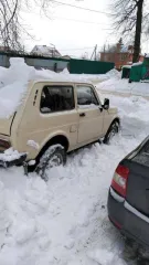 ВАЗ 2121 (4x4), 1994 года, 73 лс, 138000 км, полный привод, VIN XTA212100R1056876, ГРЗ А818АЕ73. На ходу, состояние неудовлетворительное: неисправности двигателя и электрики, течь масла, требуется кузовной ремонт и замена элементов подвески и сцепления.