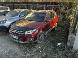 Volkswagen Tiguan 2014 года выпуска. VIN: XW8ZZZ5NZEG113455. Двигатель №: CAW 193325. Цвет: вишнево-красный.