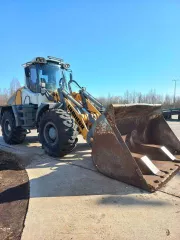 Колесный погрузчик Liebherr L538, VIN: VATZ0433TZB034933, год выпуска: 2014, двигатель № 2013033732, № ведущего моста 745437/767902, цвет: желтый. Дополнительно: щетка L-2600 D-800 – очевидно неисправна.