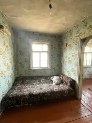 Жилой дом площадью 41.8 кв. м по адресу: Кемеровская область, г. Прокопьевск, ул. Демьяна Бедного, д. 9. Кадастровый номер: 42:32:0102005:12672. Земельный участок, на котором расположен дом, не входит в состав продажи и не принадлежит продавцу на праве собственности.