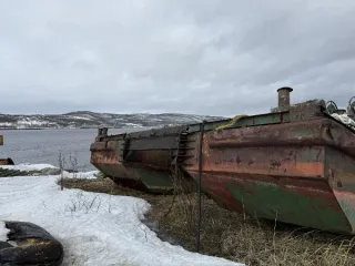 Понтон ПМ-2, 2016 Водное транспортное средство, понтон «ПМ-2», регистрационный номер 10019589, год постройки 2016. Корпус полностью покрыт ржавчиной, палуба разобрана, имеется частичное деревянное покрытие, на палубе 4 катушных бабины, по всему корпусу вмятины и пробоины. Местонахождение: г…
