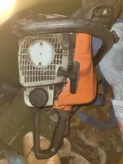 Бензопила марки Stihl. Цвет корпуса оранжевый. Имущество продается в том виде, в каком оно есть, в случае продажи возврату/обмену не подлежит. За скрытые дефекты имущества Продавец ответственности не несет. Состояние: б/у.
