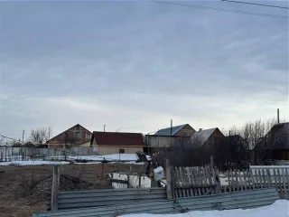 Земельный участок 1500 кв.м. Оренбургская область, Тюльганский район, поселок Тюльган, улица Высоцкого, 3-1. Категория земель: земли населенных пунктов. Разрешенное использование: для ведения личного подсобного хозяйства. Кадастровый номер: 56:33:1301005:26.