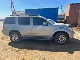 Автомобиль легковой Nissan Pathfinder, 2011 год, VIN VSKJVWR51U0419505. Пробег более 521 тыс. км, цвет серый. Россия, Волгоградская область, Котельниковский район, х. Захаров. Имеются повреждения кузова в виде сколов, задир, вмятин по периметру кабины. Физический износ 40-60%.