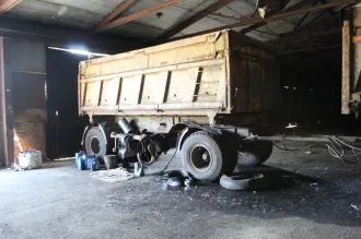Прицеп MAZ-856100-024 2006, идентификационный номер (VIN) Y3M85610060001215, заводской № (рама) Y3M85610060001215, год выпуска 2006, цвет белый (серый)