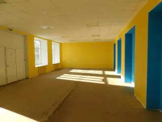 Здание ДЭБЦ площадью 1441,4 кв.м, мастерская 184,3 кв.м и земельный участок 6515,94 кв.м, расположенные по адресу: Кемеровская область, г. Анжеро-Судженск, ул. Бийская, д. 64. Кадастровые номера: 42:20:0102054:649, 42:20:0102054:650, 42:20:0102054:16.