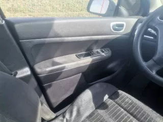 Автомобиль, Peugeot 307, 2007 г.в. VF33HNFUF84840462. Пробег 315000 по одометру, комплектация DSIG - климат, стеклоподъёмники все, АБС, панорамная крыша, Bluetooth, авто не на ходу - не заводится, причина неизвестна, кондиционер не работает, радиатор охлаждения основной течёт, машина давно стоит…