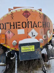 Полуприцеп-цистерна Neftaz 96742-03, 2010 год, цвет оранжевый. VIN: X1F96742BA0001119, госномер: АР584586. Имеет множественные сколы, местами коррозию, отсутствуют все колесные диски и резина.