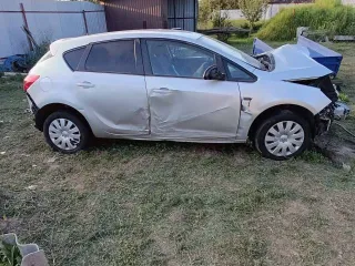 Opel Astra 2014 года, серебристый металлик. VIN: XUFPD6DD7E3040527, госномер М728УВ32. Двигатель бензиновый, 1.6 л (1598 куб. см), мощность 116 л.с., экологический класс 5. ПТС 78 ОЕ 399406. Максимальная масса 1940 кг, снаряженная масса 1443 кг.