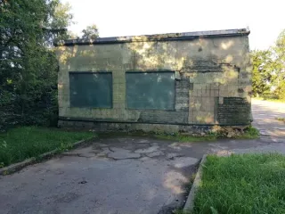 Здание по адресу: Санкт-Петербург, город Красное Село, Хвойный, дом 63, литера А, площадью 49.8 кв.м, назначение: нежилое, наименование: здание контрольно-пропускного пункта, этажность здания: 1, год ввода в эксплуатацию: 1965, кадастровый номер 78:45:0009202:23. Земельный участок по адресу…