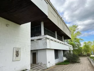 Недвижимое и движимое имущество - здание, назначение: нежилое (гостиница), кад номер: 50:60:0020103:58; здание, назначение: нежилое (проходная), кад номер: 50:60:0020103:55; помещение, назначение: нежилое (теплица), кад номер: 50:60:0020103:92; сооружение, назначение: нежилое (благоустройство с…