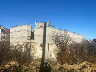 Земельный участок общей площадью 1500 кв.м. с расположенным на нем объектом незавершенного строительства по адресу: Российская Федерация, Орловская область, Орловский район, д. Малая Куликовка, ул. Полевая, д. 12. Объект незавершенного строительства проектируемое назначение: жилое, степень…