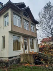 Здание, жилое, общая площадь 239,9 кв.м., этажей 2, кадастровый номер: 50:09:0000000:3495, адрес (местонахождение) объекта: микр. Золотые Купола, ул. Звездная Земельный участок, для индивидуального жилищного строительства, общая площадь 1210 кв.м., кадастровый номер: 50:09:0070610:251, адрес…