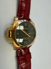 Panerai Luminar Marina 1950 3 Days ref. PAM00393 Наручные часы «Panerai Luminor Marina 1950 З Days ref. РАМ00З9З»», корпус круглый, из металла золотистого цвета, ремешок из материала красного цвета с замком из металла золотистого цвета. На оборотной стороне штампованная надпись «OFFICINE PANERA»…