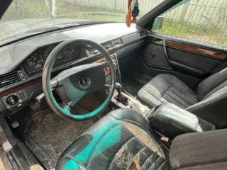 Mercedes 230E 1990 года выпуска, цвет серый, VIN: WDB1240231B182077
