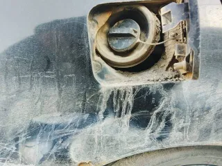 Nissan Tiida 2006 года, 109 л.с. Пробег 100000 км. VIN/номер кузова: SNC11-110795. Государственный номер Н015ОО65. Находится в залоге у АО «ТБанк», действует запрет на регистрационные действия. Автомобиль в плохом состоянии, имеет внешние признаки износа. На кузове присутствуют потертости на…