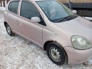Toyota Vitz 2000 года выпуска, красный (розовый) цвет, VIN отсутствует.