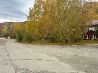 Административное здание 992,2 кв. м, право аренды участка 3559 кв. м, Республика Хакасия. Административное здание, общежитие на 48 мест, назначение: нежилое помещение, 3-х этажное, общей площадью 992,2 кв. м, адрес (местонахождение) объекта: Республика Хакасия, г. Саяногорск, пгт. Майна…