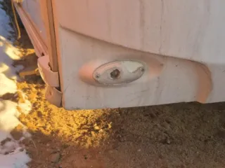 Swift Challenger 584 2015, прицеп-дача, белый, госномер АМ60975, VIN: SGDST3ESWF0783763. Полностью оборудован бытовой техникой и мебелью. Значительных повреждений корпуса нет. Внешние повреждения: передний правый и левый габарит, задний временный габаритный огонь, повреждены ручка и замок входной…