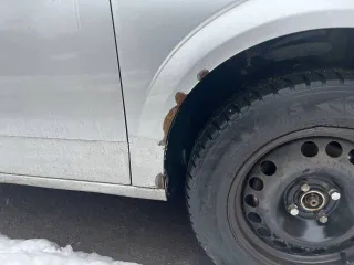 Opel Astra 2011 года, 241113 км, 90 л.с. Автомобиль на ходу, заводится. Есть следы коррозии на колесных арках. Зимняя шипованная резина (3 сезона). Коробка в порядке, переключение мостов тоже. Переднеприводная, механика. Требуется капитальный ремонт двигателя, двигатель не родной, замена не…