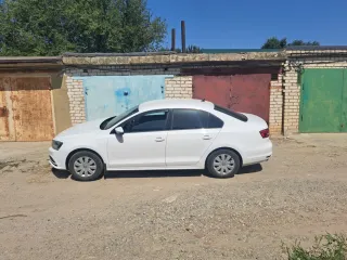 Volkswagen Jetta 2015 года выпуска. VIN: XW8ZZZ16ZFN904819. Номер кузова: XW8ZZZ16ZFN904819. Цвет кузова: белый. Рабочий объем: 1598 см³. Мощность: 77.200 кВт/105.0 л.с. Экологический класс: четвертый. Тип транспортного средства: легковой седан. Имущество находится в залоге у ПАО "Совкомбанк". С…