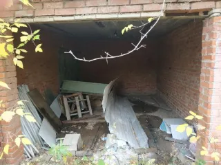 Земельный участок, площадью 2228,0 кв. м, с кадастровым номером 18:26:040453:1023, с расположенным на нем зданием общей площадью 289,6 кв.м., с кадастровым номером 18:26:040453:36, объектами движимого имущества – асфальтобетонное покрытие, общей площадью 643,8 кв.м., железобетонное ограждение…
