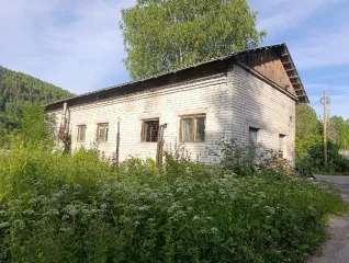 Нежилое здание 156 м² и участок 1022 м², Республика Карелия, Сортавальский р-н нежилое одноэтажное кирпичное здание площадью 156 кв.м. с кадастровым номером 10:07:0000000:8517, расположенное по адресу: Российская Федерация, Республика Карелия, м.о. Сортавальский, пгт. Хелюля, ул. Инженерная, д. 22…