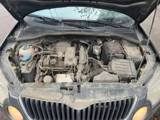 Skoda Yeti 2013 год выпуска, VIN XW8JF25L5DH710864, госномер Х433КТ799. ПТС и СТС оригиналы, 2 комплекта ключей. Автомобиль на ходу, имеется трещина на лобовом стекле и многочисленные мелкие царапины и сколы по кузову.