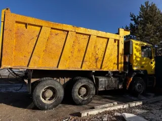 Shaanxi грузовой самосвал 2007 года, без модели, г/н Н284ВО75, цвет желтый, VIN: LZGCL2M407X034849, номер шасси (рамы): LZGCL2M407X034849. ПТС отсутствует, ТС не на ходу, по кузову ржавчина.